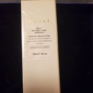 Monat Revitalizing esssence